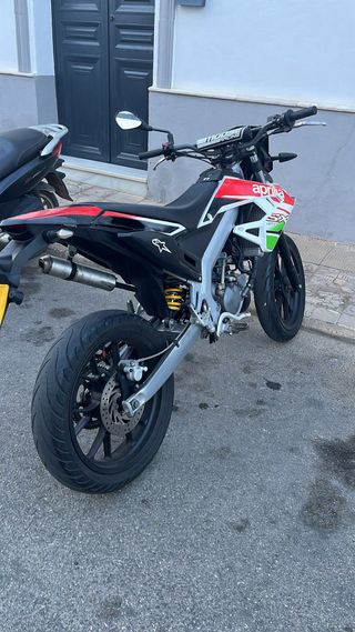 Moto Deportiva Blanca y Roja