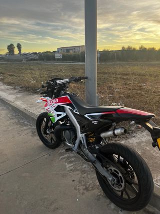 Moto Deportiva Blanca y Roja