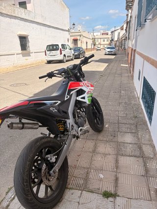 Moto Deportiva Blanca y Roja