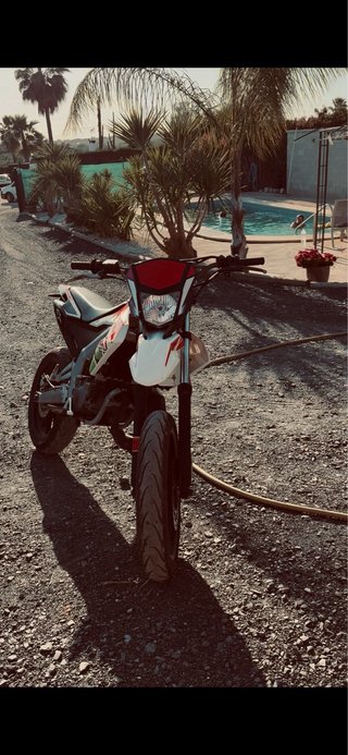 Moto Deportiva Blanca y Roja