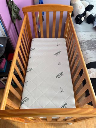 Cuna de madera con colchón