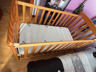 Cuna de madera con colchón