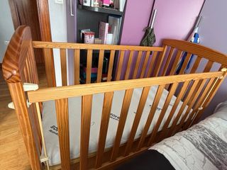 Cuna de madera con colchón