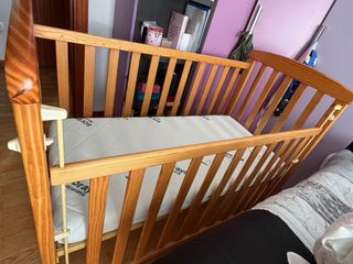 Cuna de madera con colchón