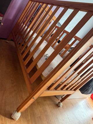 Cuna de madera con colchón