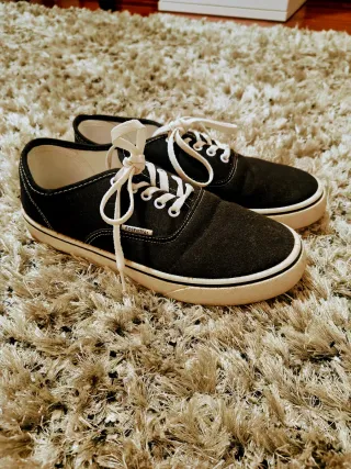 Zapatillas Essential Negras con Cordones Blancos