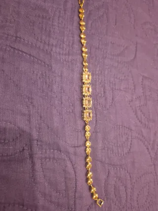 Pulsera dorada con brillantes