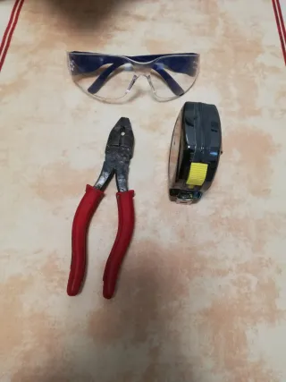 Alicates, Gafas de Seguridad y Cinta Métrica