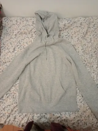 Sudadera gris con capucha