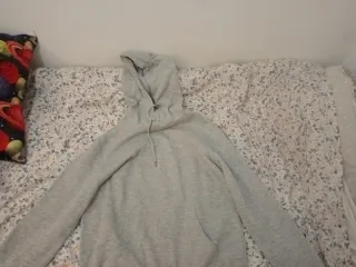 Sudadera gris con capucha