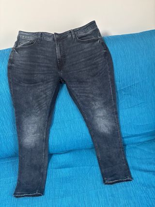 Pantalones vaqueros grises desgastados