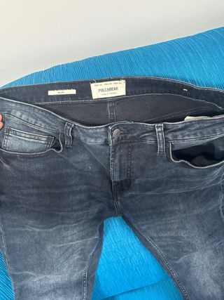Pantalones vaqueros grises desgastados