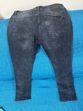 Pantalones vaqueros grises desgastados