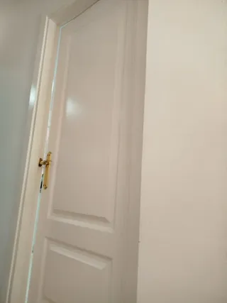 Puerta blanca de madera