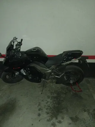 Moto deportiva negra
