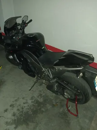 Moto deportiva negra