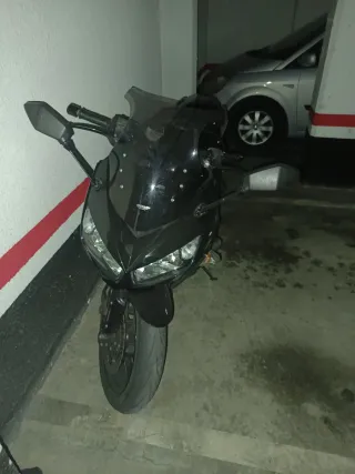 Moto deportiva negra