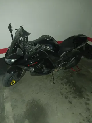 Moto deportiva negra