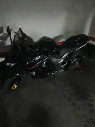 Moto deportiva negra