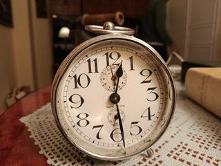 Reloj-despertador mecánico antiguo