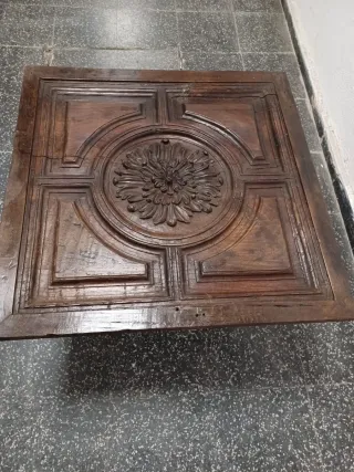 Mesa antigua de madera tallada. No se envía.