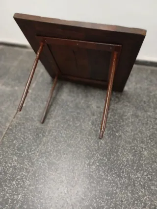 Mesa antigua de madera tallada. No se envía.