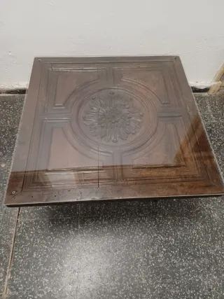 Mesa antigua de madera tallada. No se envía.