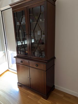 Vitrina de madera con puertas de cristal