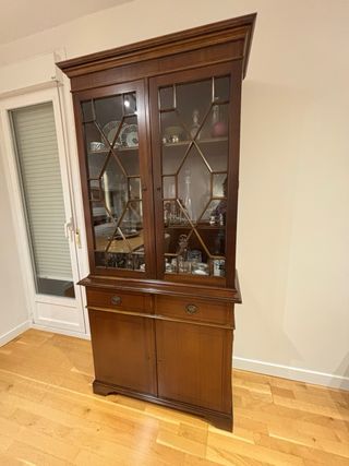 Vitrina de madera con puertas de cristal