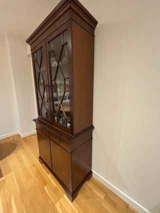 Vitrina de madera con puertas de cristal