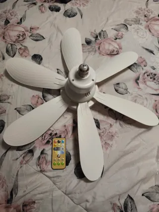 Ventilador de teto branco compacto com controle