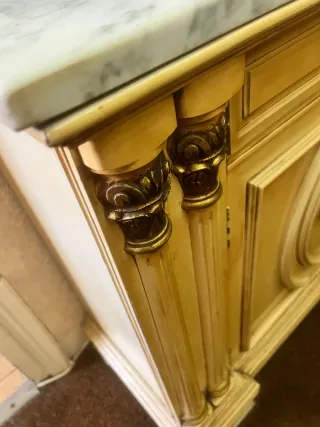 Aparador de madera con mármol