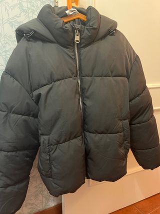 Chaqueta acolchada Bershka gris 10-12años