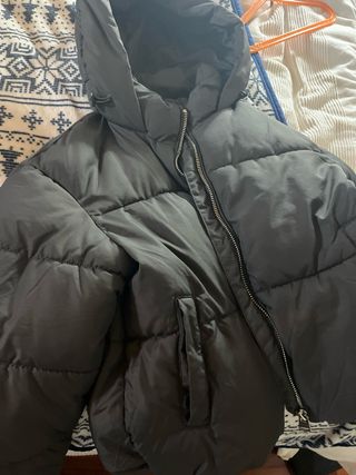Chaqueta acolchada Bershka gris 10-12años