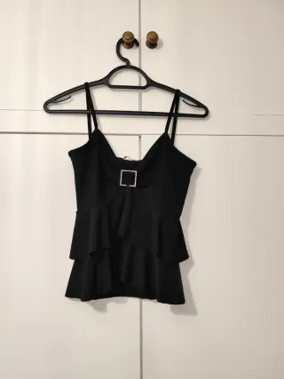 Top negro con volantes y pedrería