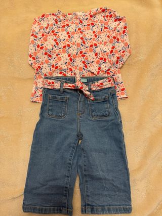 Conjunto niña top floral y pantalón vaquero
