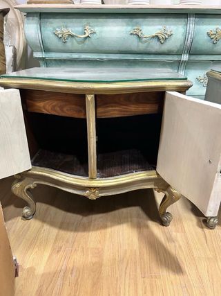 Mesita auxiliar dorada con cristal