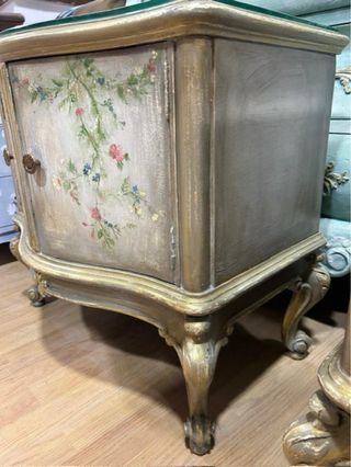 Mesita auxiliar dorada con cristal