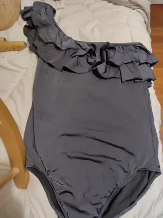 Camiseta asimétrica con volantes