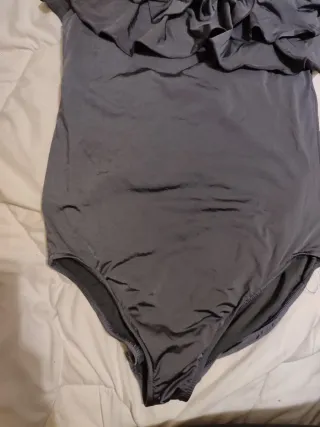 Camiseta asimétrica con volantes