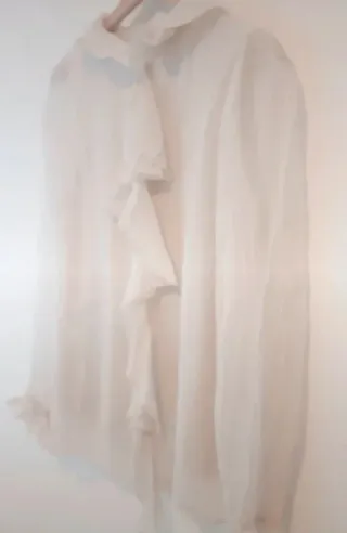 Blusa El Hangar Beige/Blanca con Volantes