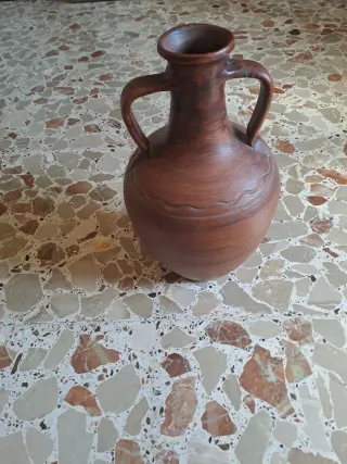 Cántaro de barro artesanal