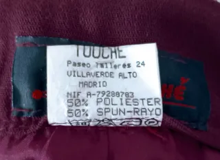 Falda granate con cinturón dorado