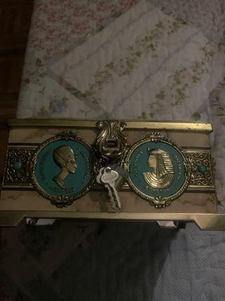 Cofre antiguo metal motivos egipcios