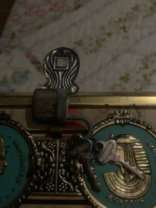 Cofre antiguo metal motivos egipcios