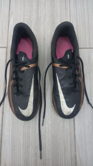 Botas de fútbol Nike Phantom GT negras y doradas