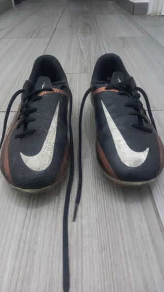 Botas de fútbol Nike Phantom GT negras y doradas