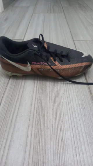 Botas de fútbol Nike Phantom GT negras y doradas