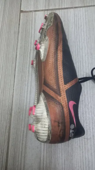 Botas de fútbol Nike Phantom GT negras y doradas