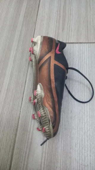 Botas de fútbol Nike Phantom GT negras y doradas